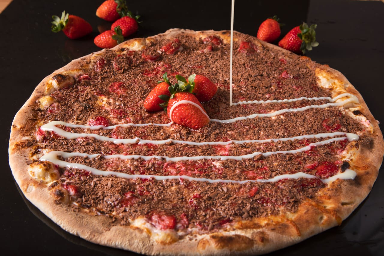 pizza de chocolate com morango